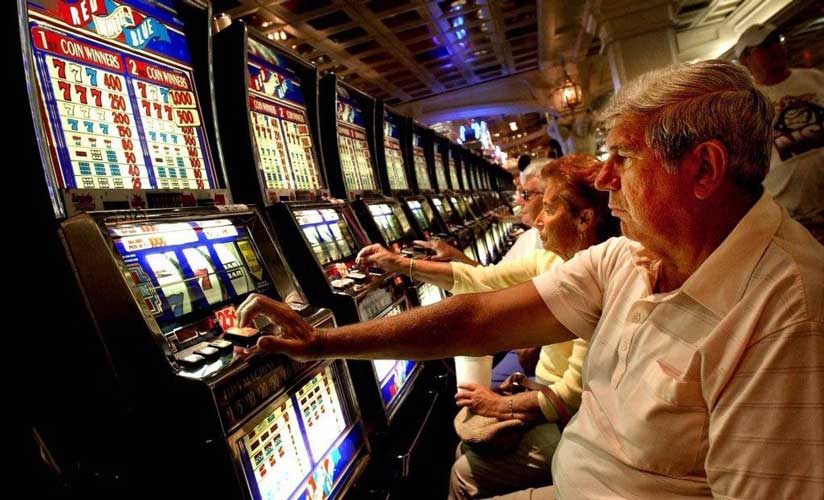 В России хотят лишать прав на алименты стариков, за пристрастие к азартным играм